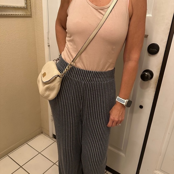 Michael Kors Gold White Crossbody Bag with Chain Strap - Picture 2 of 14